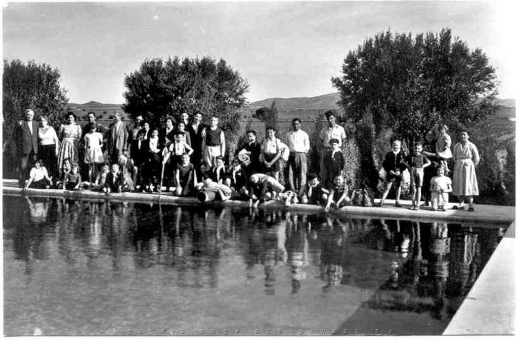 TABIA 1950 LES LOUVETEAUX A LA PISCINE.JPG